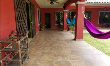 VENDO HERMOSA CASA CON PISCINA EN CLUB DE GOLF CORONADO NEGOCIABLE