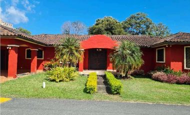 VENDO HERMOSA CASA CON PISCINA EN CLUB DE GOLF CORONADO NEGOCIABLE