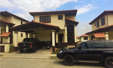 VENTA CASA CIUDAD DEL LAGO LAS CUMBRES