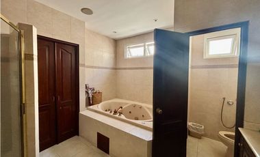 Se Alquila Casa en Obarrio, Zonificacion Residencial o Comercial