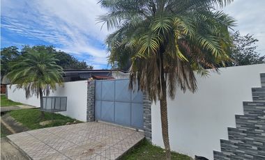 Venta de casa con muro perimetral en Residencial El Mesón, Chitré
