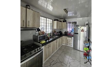 Venta de casa con muro perimetral en Residencial El Mesón, Chitré