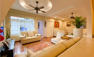 VENDO CASA URB. ALTO DE MIRAFLORES, COD-CA