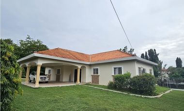 Venta de casa con piscina en calle Jesús Nazareno, Chitré