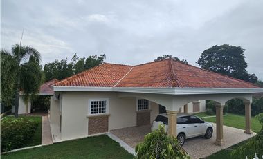 Venta de casa con piscina en calle Jesús Nazareno, Chitré