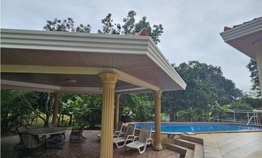 Venta de casa con piscina en calle Jesús Nazareno, Chitré