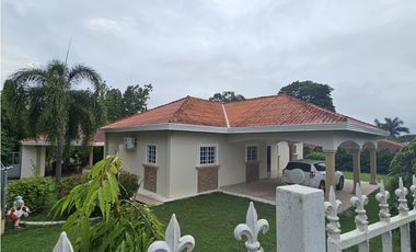 Venta de casa con piscina en calle Jesús Nazareno, Chitré