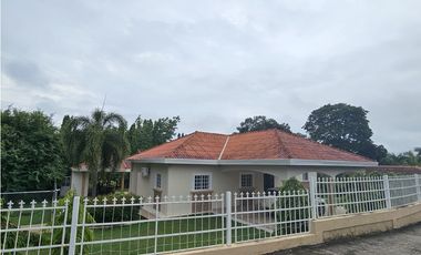 Venta de casa con piscina en calle Jesús Nazareno, Chitré