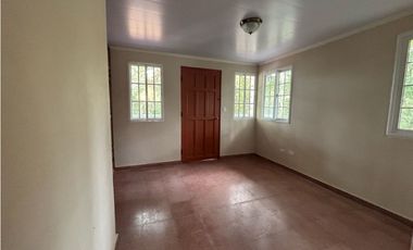 EN VENTA CASA REMODELADA EN CERRO AZUL