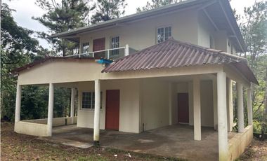 EN VENTA CASA REMODELADA EN CERRO AZUL