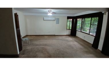 EN VENTA – Gran Residencia + Local Comercial en Urbanización Herbruger