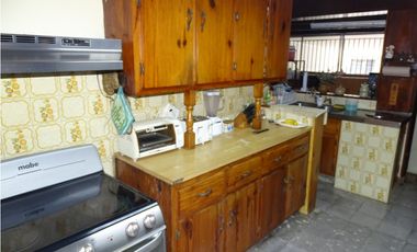 EN VENTA – Gran Residencia + Local Comercial en Urbanización Herbruger