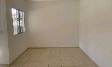 VENDO CASA EN URB. LAS VERDES