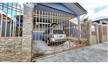 VENDO CASA BRISAS DEL GOLF EN CALLE 37 NORTE