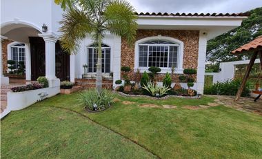 Se Vende Exclusiva Residencia en el Club de Golf de Panamá