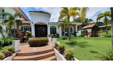 Se Vende Exclusiva Residencia en el Club de Golf de Panamá