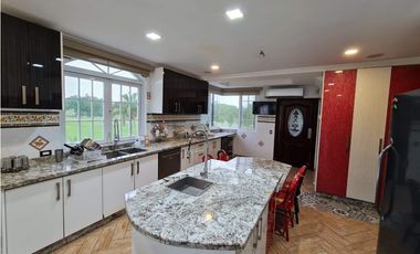 Se Vende Exclusiva Residencia en el Club de Golf de Panamá