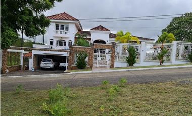 Se Vende Exclusiva Residencia en el Club de Golf de Panamá