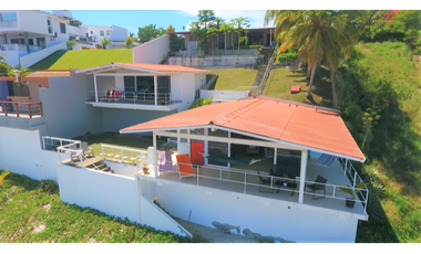 RESIDENCIA CON 4 AMBIENTES INDEPENDIENTES FRENTE A PLAYA CORONA (CP)