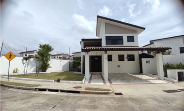 Elegante Residencia en Puerto Madero - COSTA VERDE-LA CHORRERA (CP)