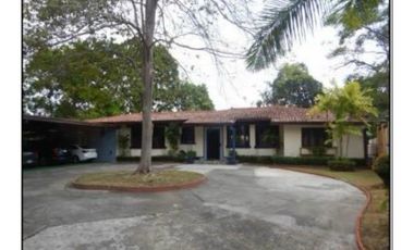 CASA EN VENTA EN LAS CUMBRES