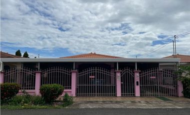 Venta de casa amoblada en Urb. Los Perales - Monagrillo