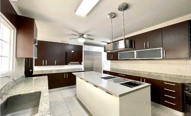 VENTA DE CASA EN COSTA DEL ESTE MB
