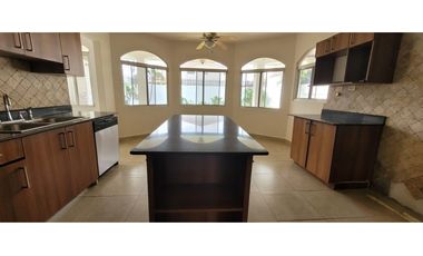 Casa - Altos del Chase - Amplio Jardin - 4 recamaras