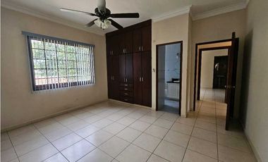 VENTA CASA CON PISCINA EN CAMINO DE CRUCES (MR)