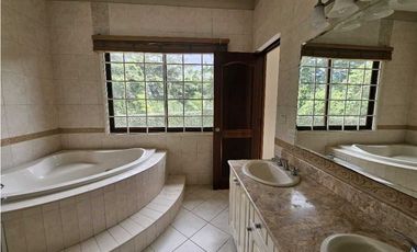 VENTA CASA CON PISCINA EN CAMINO DE CRUCES (MR)