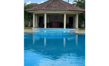 CASA DE ESQUINA EN COSTA SUR