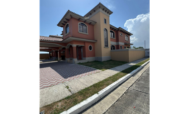 CASA DE ESQUINA EN COSTA SUR