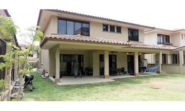 VENDO MANSION HERMOSA EN EMBASSY CLUB CLAYTON