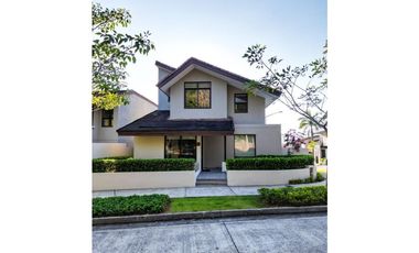 VENTA HERMOSA CASA EN ESQUINA DE PH NATIVA - PANAM PACIFICO
