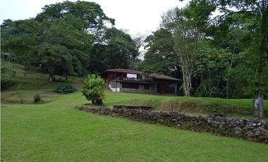 Venta de casa campestre en Altos de Cerro Azul