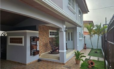 Venta de casa en Urb. Villas del Golf, Chitré