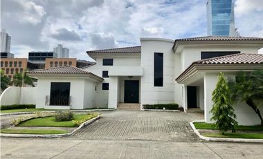 CASA EN PASEO DEL PARQUE COSTA DEL ESTE