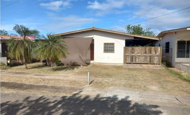 Se Vende Casa a pasos del Super 99 de Chitré Herrera