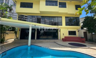 Venta de residencia unifamiliar de 3 niveles en Dos mares