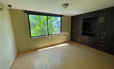 Venta de residencia unifamiliar de 3 niveles en Dos mares