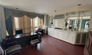 Venta de residencia unifamiliar de 3 niveles en Dos mares