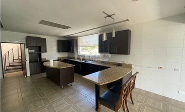 Venta de residencia unifamiliar de 3 niveles en Dos mares