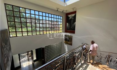 Venta de residencia unifamiliar de 3 niveles en Dos mares