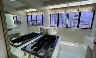 Venta de residencia unifamiliar de 3 niveles en Dos mares