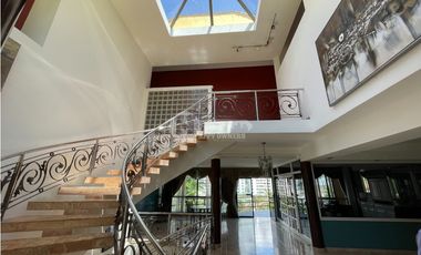 Venta de residencia unifamiliar de 3 niveles en Dos mares