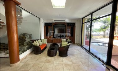 Venta de residencia unifamiliar de 3 niveles en Dos mares