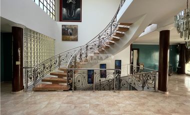 Venta de residencia unifamiliar de 3 niveles en Dos mares