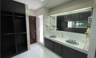 Venta de residencia unifamiliar de 3 niveles en Dos mares