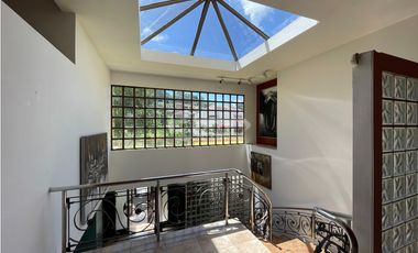 Venta de residencia unifamiliar de 3 niveles en Dos mares