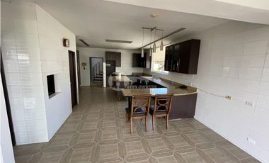 Venta de residencia unifamiliar de 3 niveles en Dos mares